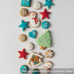 Pattern of Christmas cookies and red berries 5oVXk0