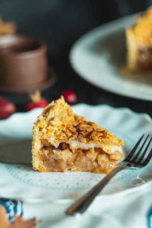 Apple pie with a crispy layer