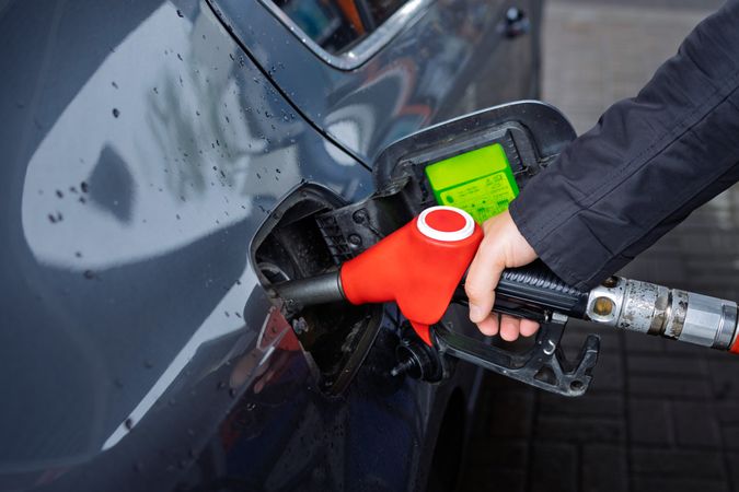 Hand Refueling Car – Oil Crisis and Green Transition