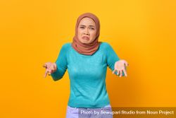 Confused Muslim woman shrugging her shoulders 4me9z4