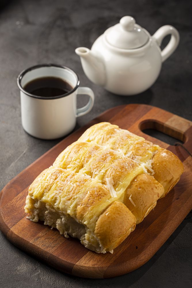 Sweet bread with cream and coconut.