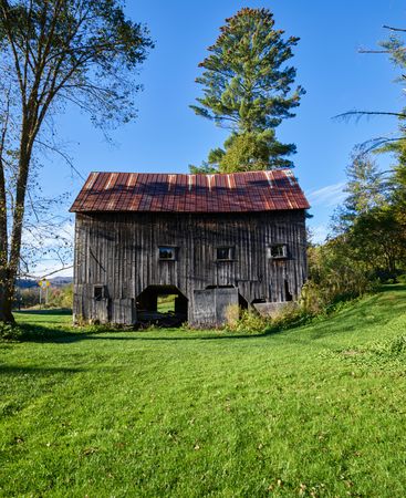 Old barn with a built-in drive-through passageway near Middlebury, Vermont
