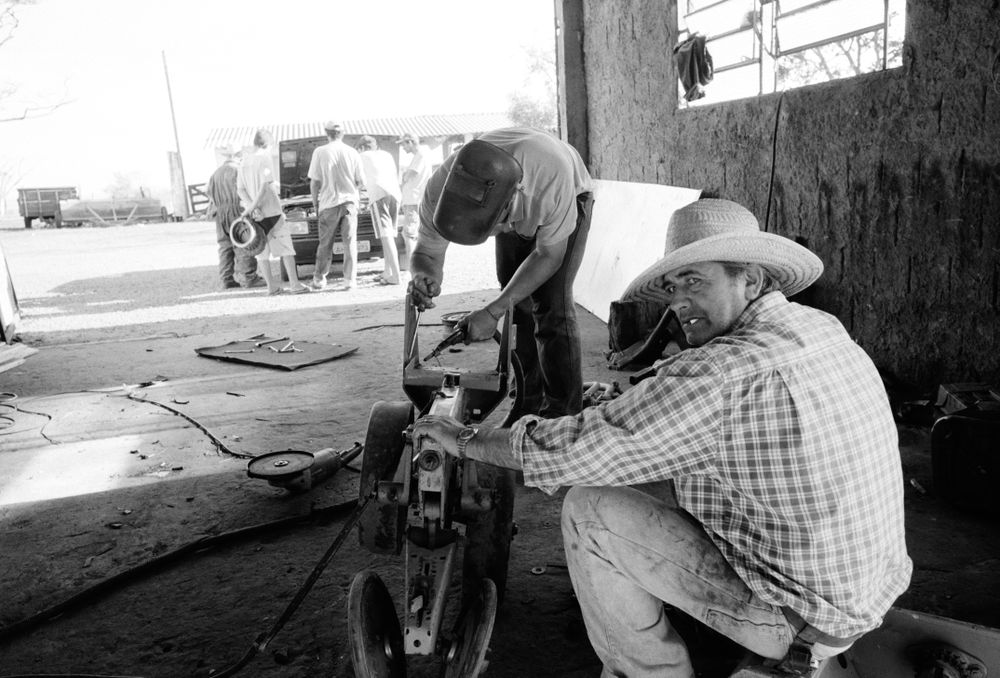 Itapeva, Brazil - Aug 2006 - Farmers working on an MST settlement