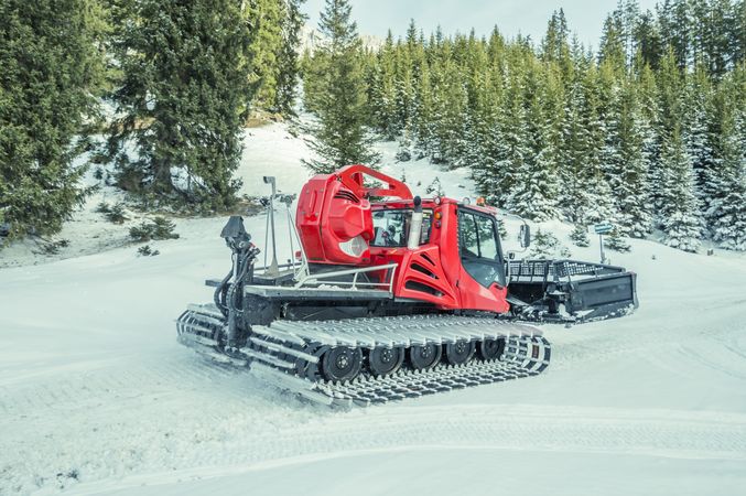Tracked snow groomer machine