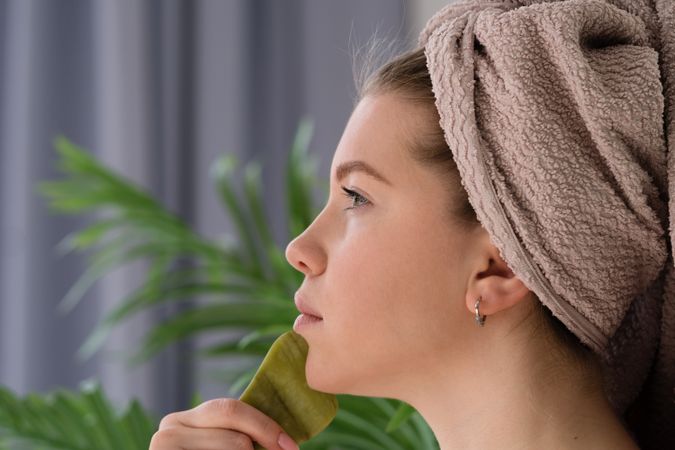 Facial skincare with natural stone