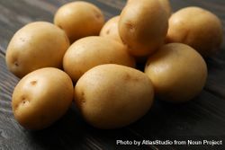 Close up of whole potatoes on dark kitchen table 4jqDv5