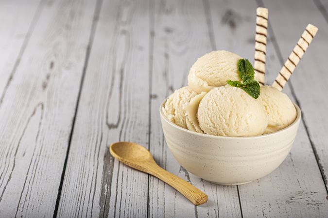 Bowl with vanilla ice cream balls.