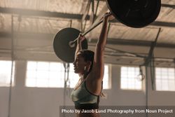 Female athlete lifting heavy weights 4Bav1e