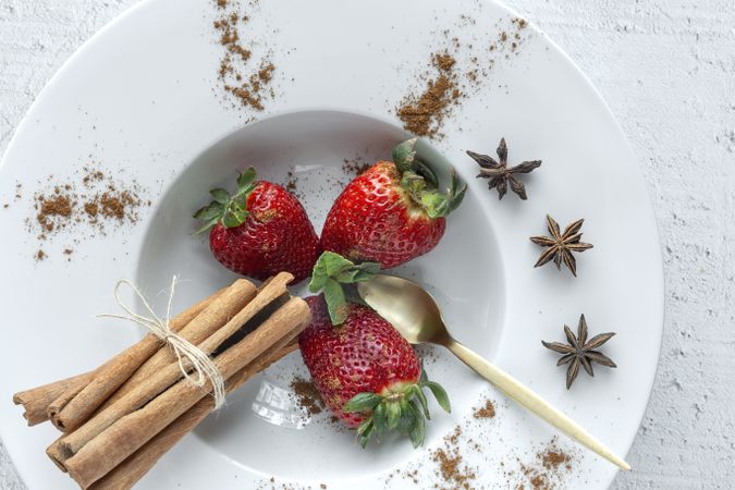 Strawberries with cinnamon and mint