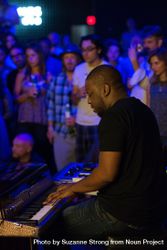 Los Angeles, CA, USA- November 13, 2013: Man playing keyboards to an audience 56lpNb