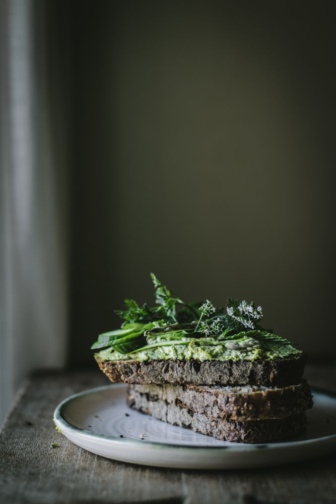 Toasts with cashew pate