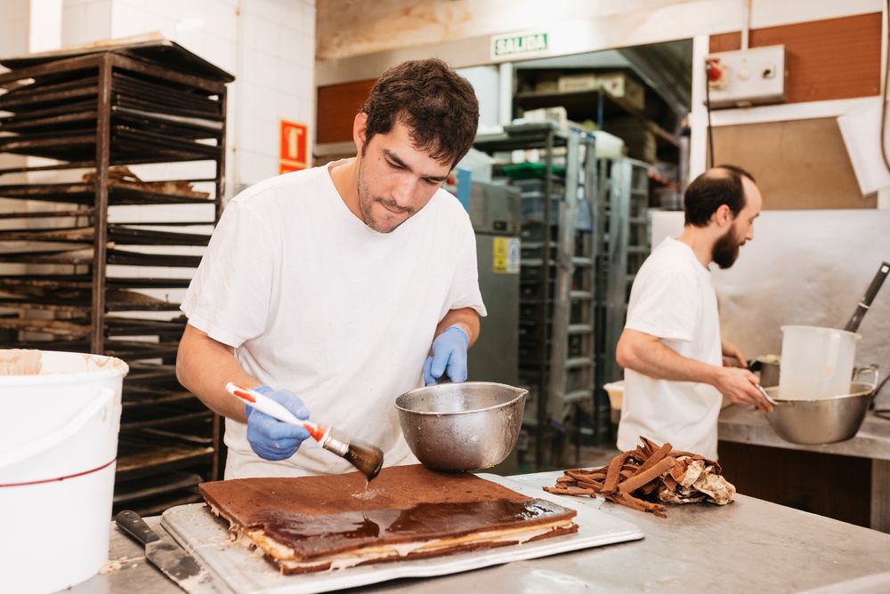Focused confectioner glazing cake