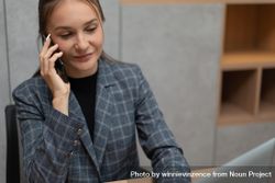 Female employee talking on the phone 5zDMjb