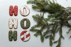 Gingerbread cookies of "HO HO HO" letter on light textile bEXMN4