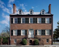 Historic, colonial style Isaiah Davenport House in Savannah 1bEr70