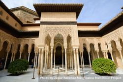 Striking courtyard of the Lions in the Alhambra bE9PpG