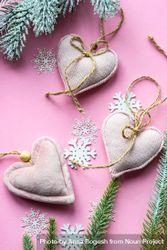 Christmas decorations and felt hearts on pink background 48KWv5