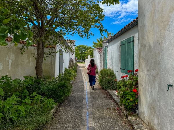 A walk down la rue de la Raigon, ile de re