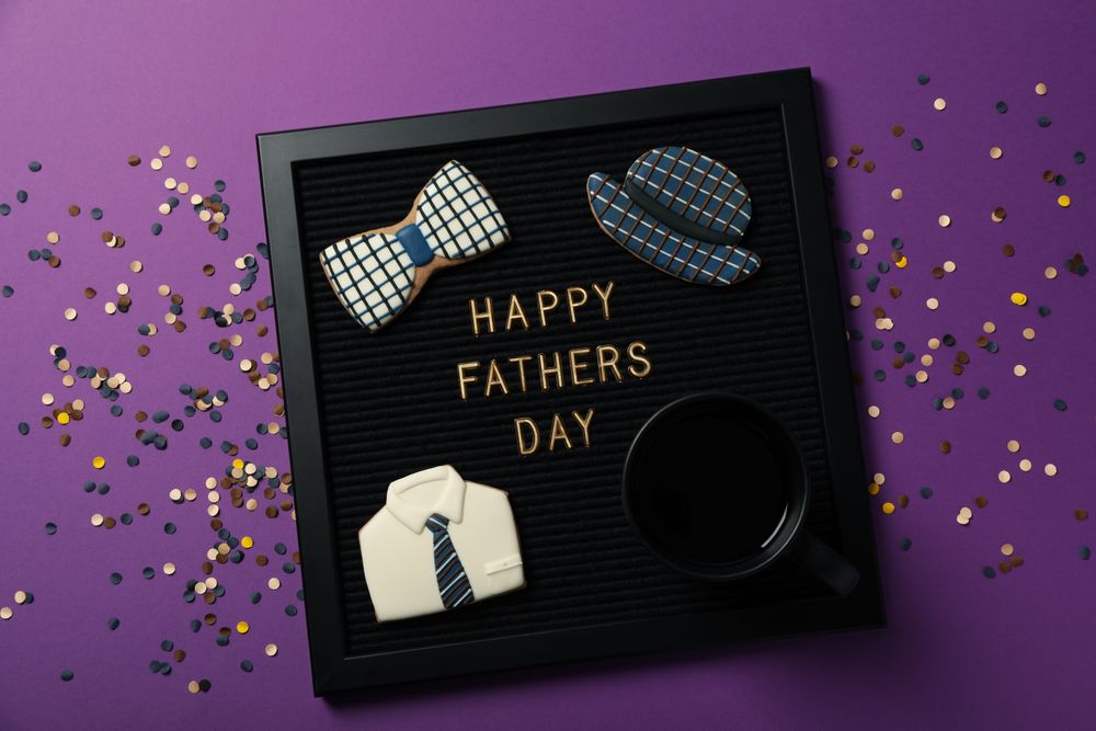 Inscription on a board for Father's Day, on a purple background.