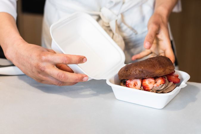 Crop cook with sponge cake in container