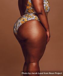 Side view of curvy Black woman’s leg and buttocks 56WYj4