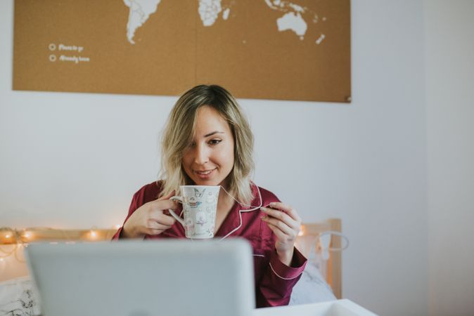 Woman sitting in bed with tablet
