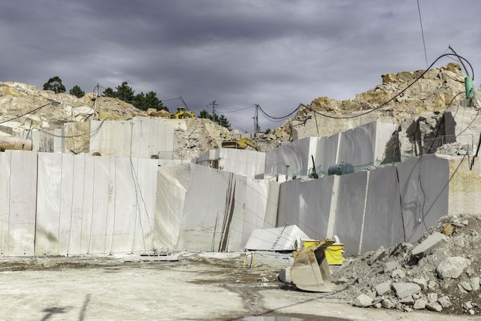 Block and heavy machinery in quarry