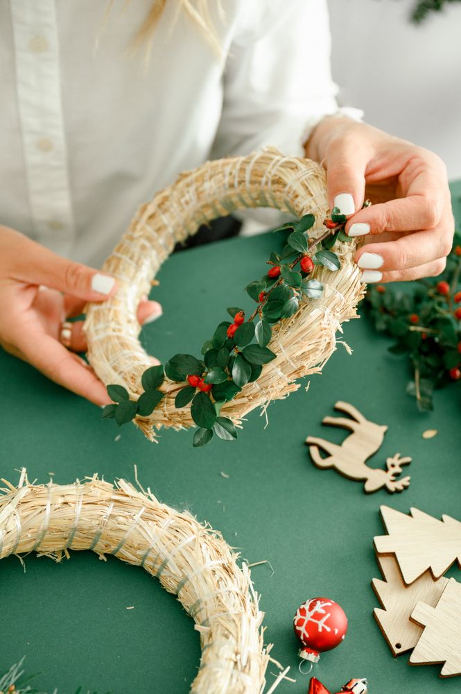 Making christmas wreath at home