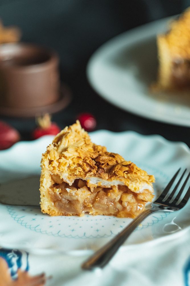 Apple pie with a crispy layer