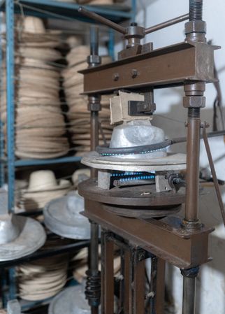Shaping a palm tree in a hat blocking machine