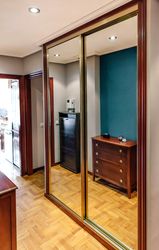 Built-in wardrobe with mirror doors