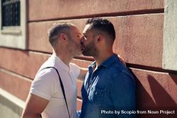 Two men kissing beside wall outdoor 0LpzD0