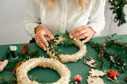 Making christmas wreath at home