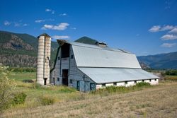 Barn with mill in rural Montana y0vno0