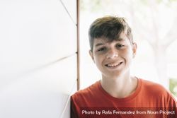 Portrait of a cheerful male teen outside in sunny yard with copy space 4NEKDe