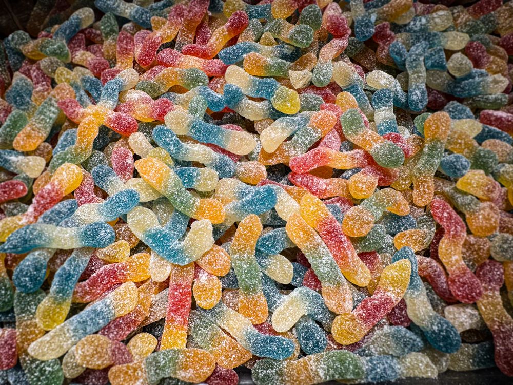 Sour worm gummies