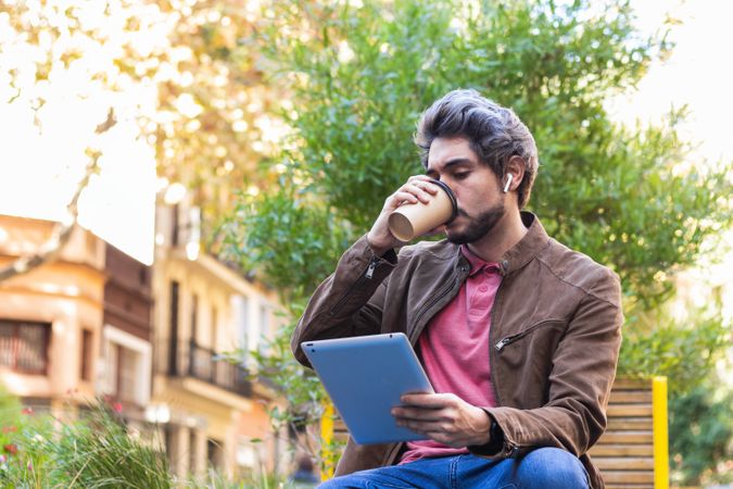 Man drinking coffee to go in city