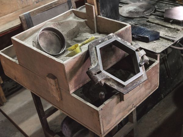 Metal mold construction for making ceramic tile