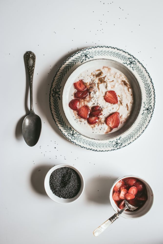 Porridge with strawberries