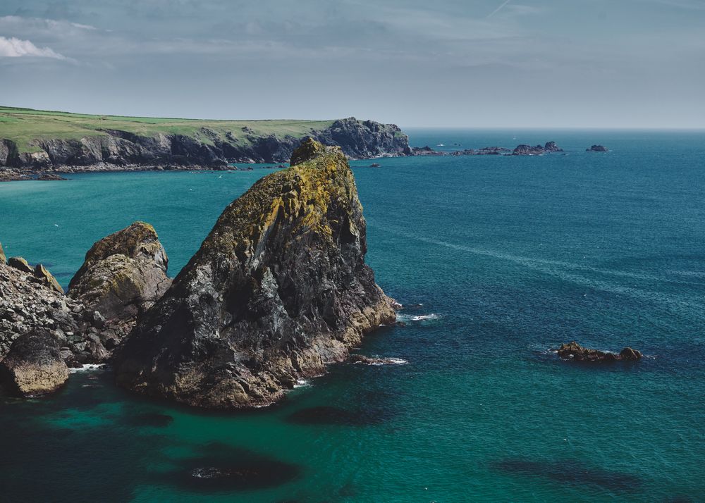 Beautiful shot of the sea surrounded by cliffs in Cornwall