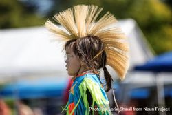Red Wing, MN, USA - September 22nd, 2017: Native American girl in traditional headdress 4d9Kab