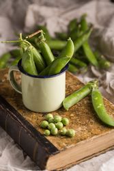 Fresh peas and pea pods