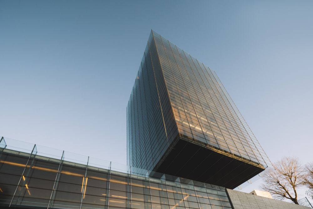 Multi storey building of glass