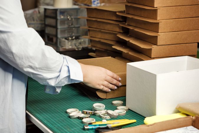 Packing goods in cardboard boxes