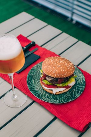 Cheeseburger with lettuce and tomato