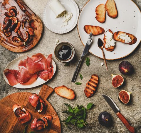 Crostinis with prosciutto, goat cheese and grilled figs