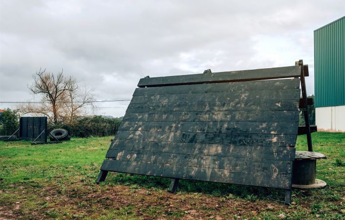 Pyramid wall obstacle