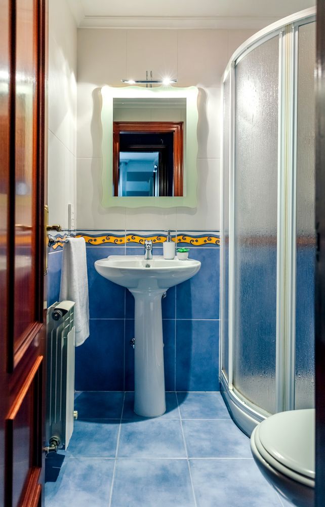 Small bathroom with shower screen