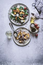 Salad with nectarines and crunchy lentils