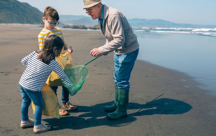 Volunteers taking garbage out of the sea